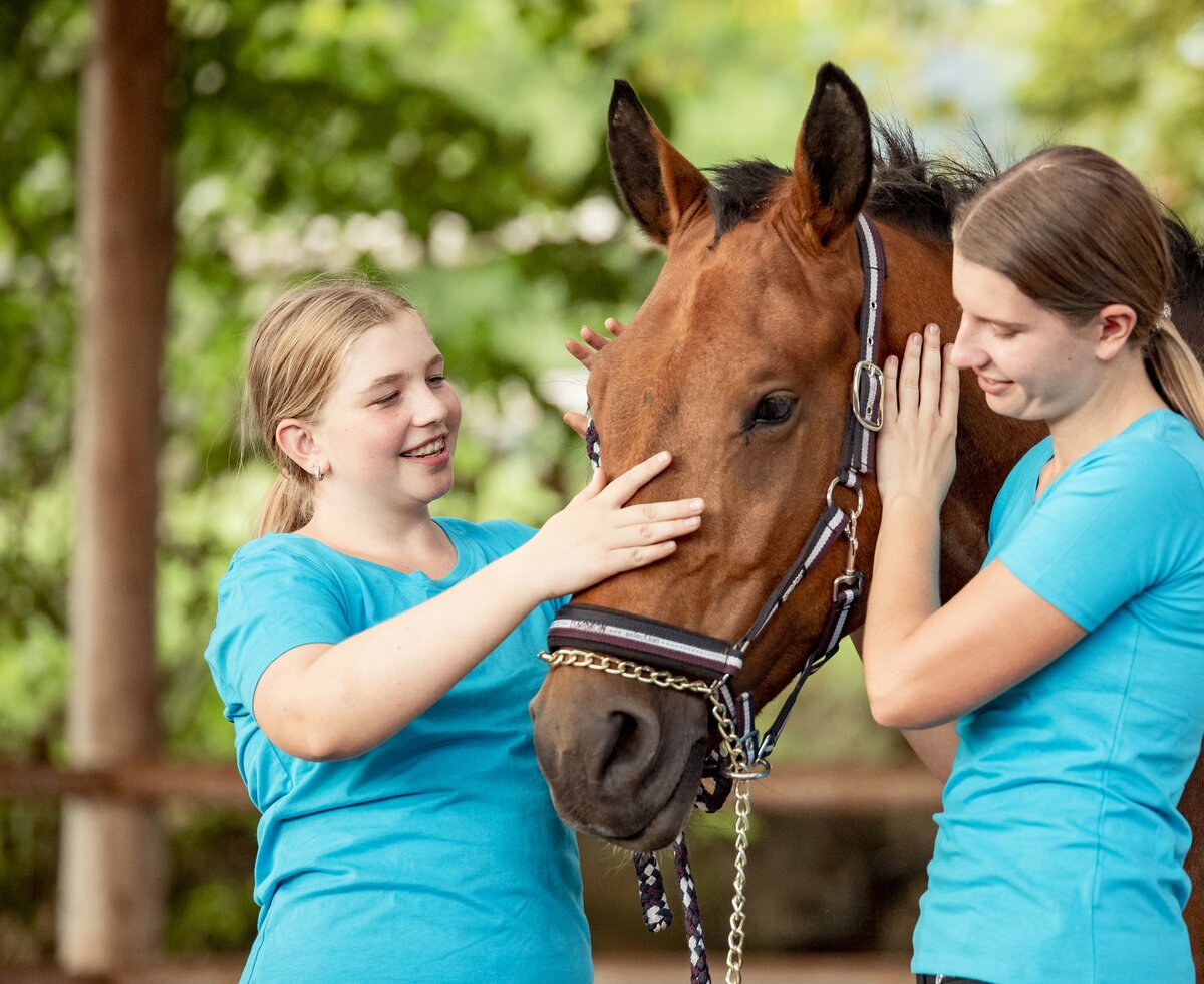 2 Mädchen mit Pferd | © Urlaub am Bauernhof Österreich / Andreas Hofer 2 Mädchen halten ein Pferd am Pferdehof Stockner auf der Teichalm in der Steiermark | © Urlaub am Bauernhof Österreich / Andreas Hofer