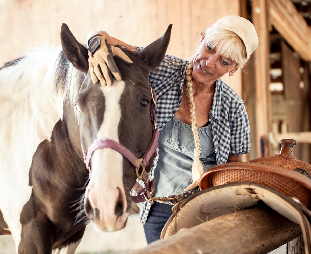 Bäuerin mit Pferd am Pferdehof Stockner | © Urlaub am Bauernhof Österreich / Andreas Hofer Bäuerin mit Pferd am Pferdehof Stockner auf der Teichalm in der Steiermark | © Urlaub am Bauernhof Österreich / Andreas Hofer