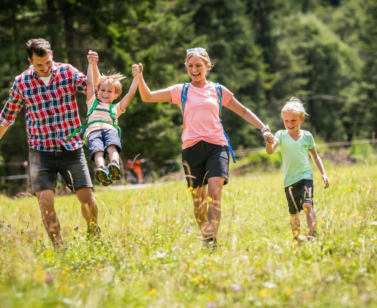 Wandern im Familienurlaub, Flachau, Salzburger Land | © Flachau Tourismus / Markus Berger Wandern im Familienurlaub, Flachau, Salzburger Land | © Flachau Tourismus / Markus Berger