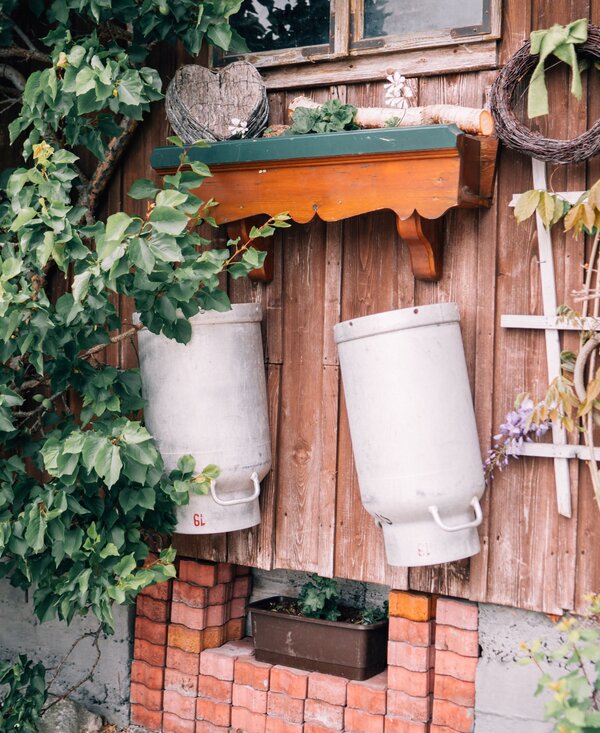 Rural decoration at the Bio Archehof Eislbauer | © Farmholidays in SalzburgerLand / Daniel Gollner At the Bio Archehof Eislbauer in SalzburgerLand sustainability is lived. Old objects such as milk jugs are processed into creative decorative elements. | © Farmholidays in SalzburgerLand / Daniel Gollner