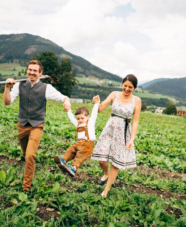Familie Löcker | © Urlaub am Bauernhof im SalzburgerLand / Daniel Gollner Familie Löcker geht über den Kartoffelacker. | © Urlaub am Bauernhof im SalzburgerLand / Daniel Gollner