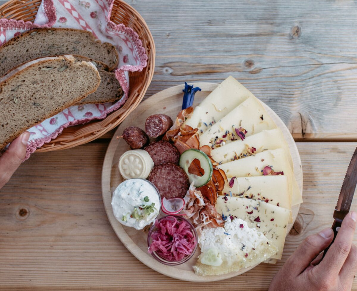 Almjause mit Fleisch, Käse und Brot | © Urlaub am Bauernhof/ Nadja Jabli