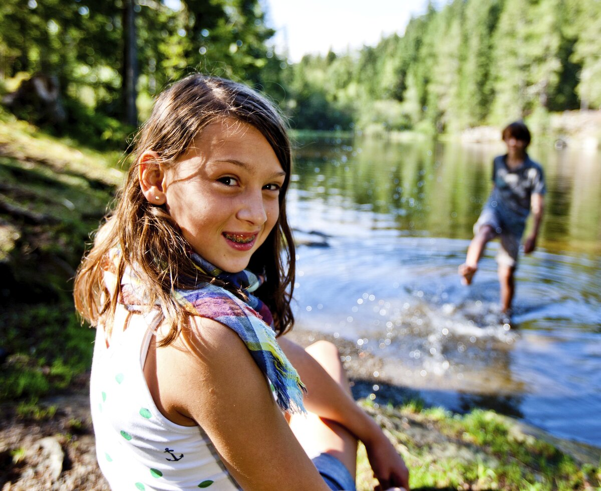 Zwei Kinder am Wasser, Urlaubsregion Murau-Murtal, Steiermark | © Urlaub am Bauernhof Steiermark / Kufferath Ein Bub steht im Wasser und das Mädchen sitzt am Ufer, Urlaubsregion Murau-Murtal, Steiermark | © Urlaub am Bauernhof Steiermark / Kufferath