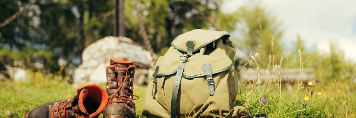 Wanderrucksack und Bergschuhe vor dem Gipfelkreuz, Hochsteiermark, Steiermark | © Urlaub am Bauernhof Steiermark / Wolfgang Spekner
