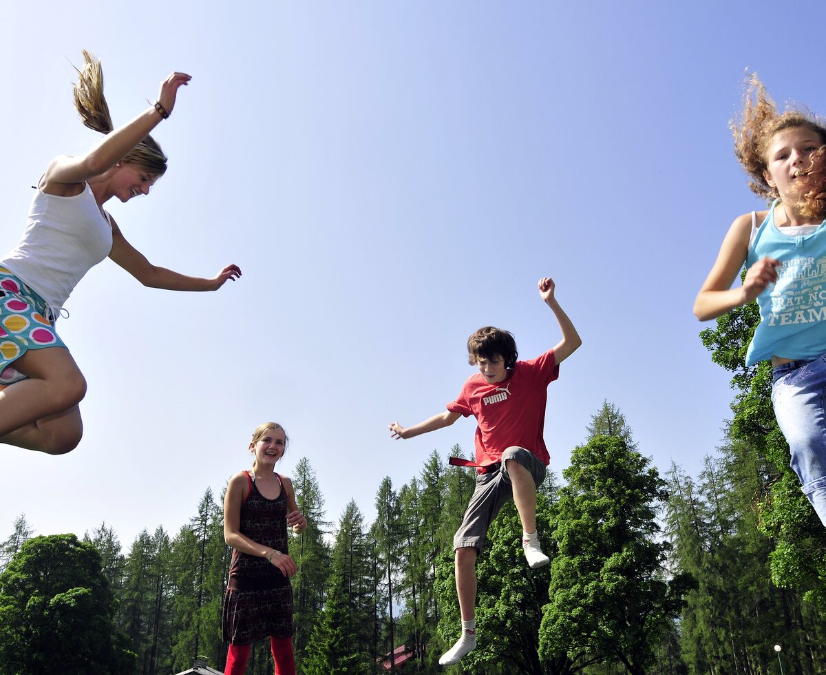Kinder hüpfen am Trampolin, Steiermark | © Urlaub am Bauernhof Steiermark / Christa Strobl Kinder springen am Trampolin, Steiermark | © Urlaub am Bauernhof Steiermark / Christa Strobl