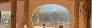 Innenansicht Erdhaus 3 mit Herd und Küchentisch, Abenteuerhof Schiefer, Steiermark | © Urlaub am Bauernhof Steiermark / Abenteuerhof Schiefer
