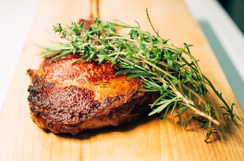 Appetitliches Steak mit Rosmarinzweig am Holzbrett, Lurgbauer, Steiermark | © Urlaub am Bauernhof Steiermark / Daniel Gollner