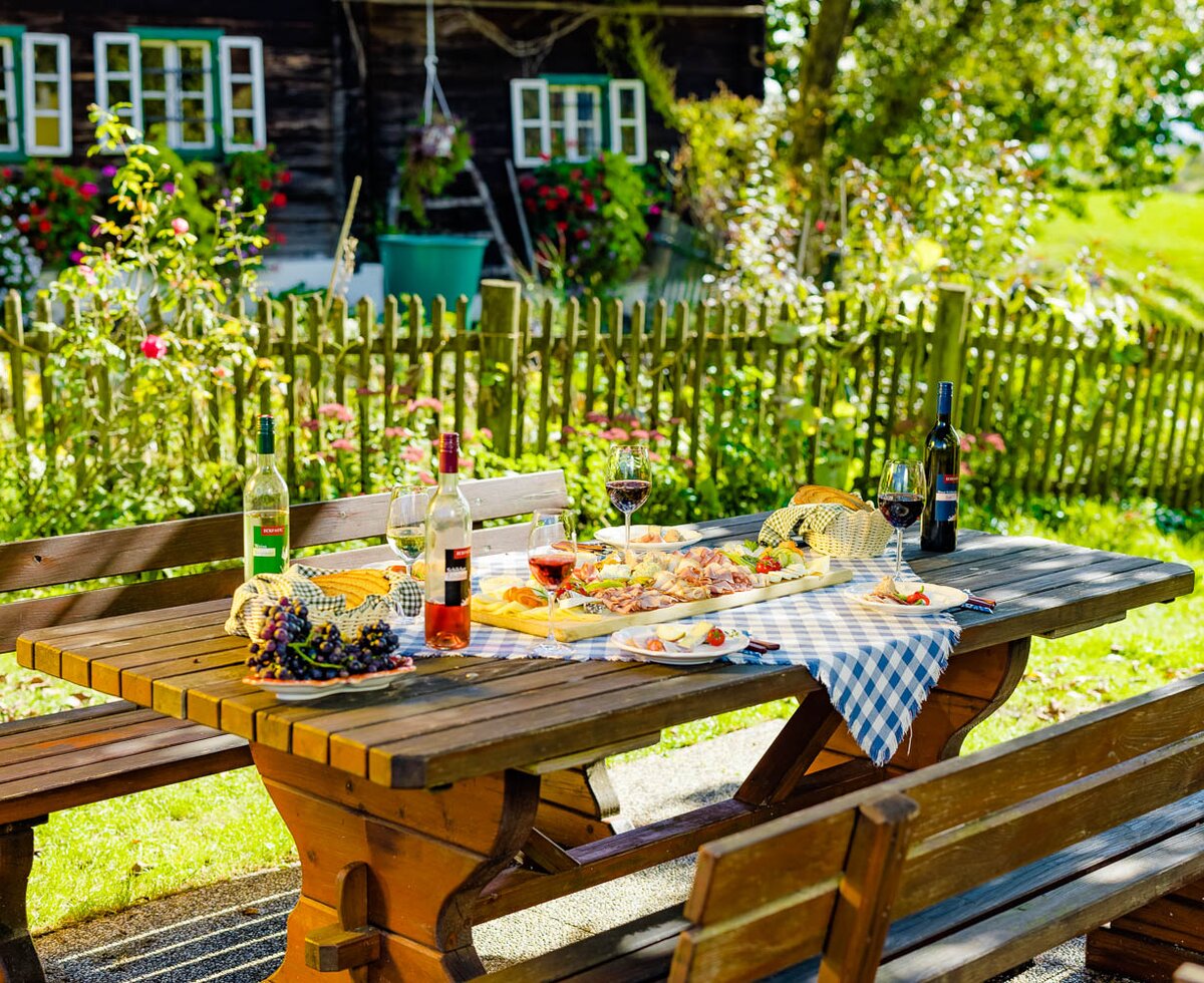Jause im Buschenschank, Süd-West-Steiermark, Steiermark | © Urlaub am Bauernhof Steiermark / Wolfgang Spekner Brettljause mit Wein im Buschenschank im Freien ohne Menschen, Süd-West-Steiermark, Steiermark | © Urlaub am Bauernhof Steiermark / Wolfgang Spekner