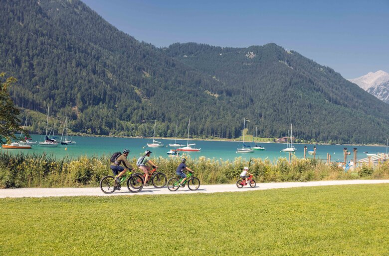 Biken mit der Familie in Maurach | © Achensee Tourismus