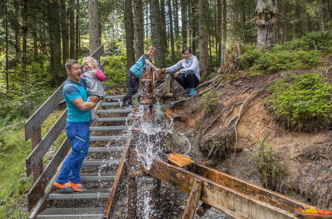 Familie beim Wasser spielen im Juppi Zauberwald | © ©Alpbacher Bergbahn