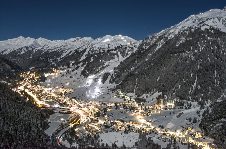 St. Anton bei Nacht | © Urlaub am Bauernhof - TVB St. Anton am Arlberg/ Patrick Bätz St. Anton bei Nacht | © Urlaub am Bauernhof - TVB St. Anton am Arlberg/ Patrick Bätz