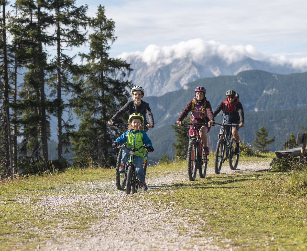 Familie beim Radfahren um den Kaltwassersee | © Region Seefeld/ Sebastian Marko Familie beim Radfahren um den Kaltwassersee | © Region Seefeld/ Sebastian Marko