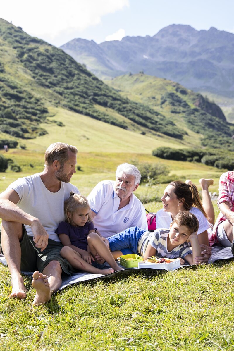 Familien-Picknick am Bach | © Serfaus-Fiss-Ladis Marketing GmbH/Daniel Zangerl