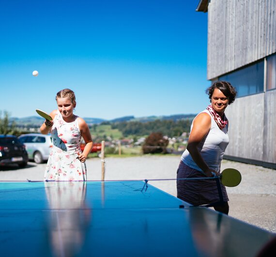 Gäste beim Tischtennisspielen vor dem Hof | © Urlaub am Bauernhof Vorarlberg / Daniel Gollner