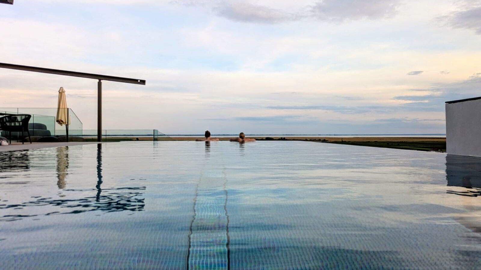 Infinity pool at the farmhouse with 32°C water temperature and lake view.