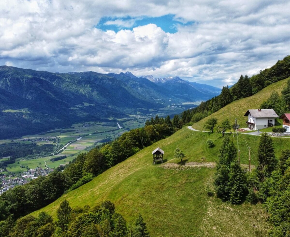 The idyllic Alm in a sunny hillside location with spectacular panoramic views of the Gail Valley and the Carinthian Alps.