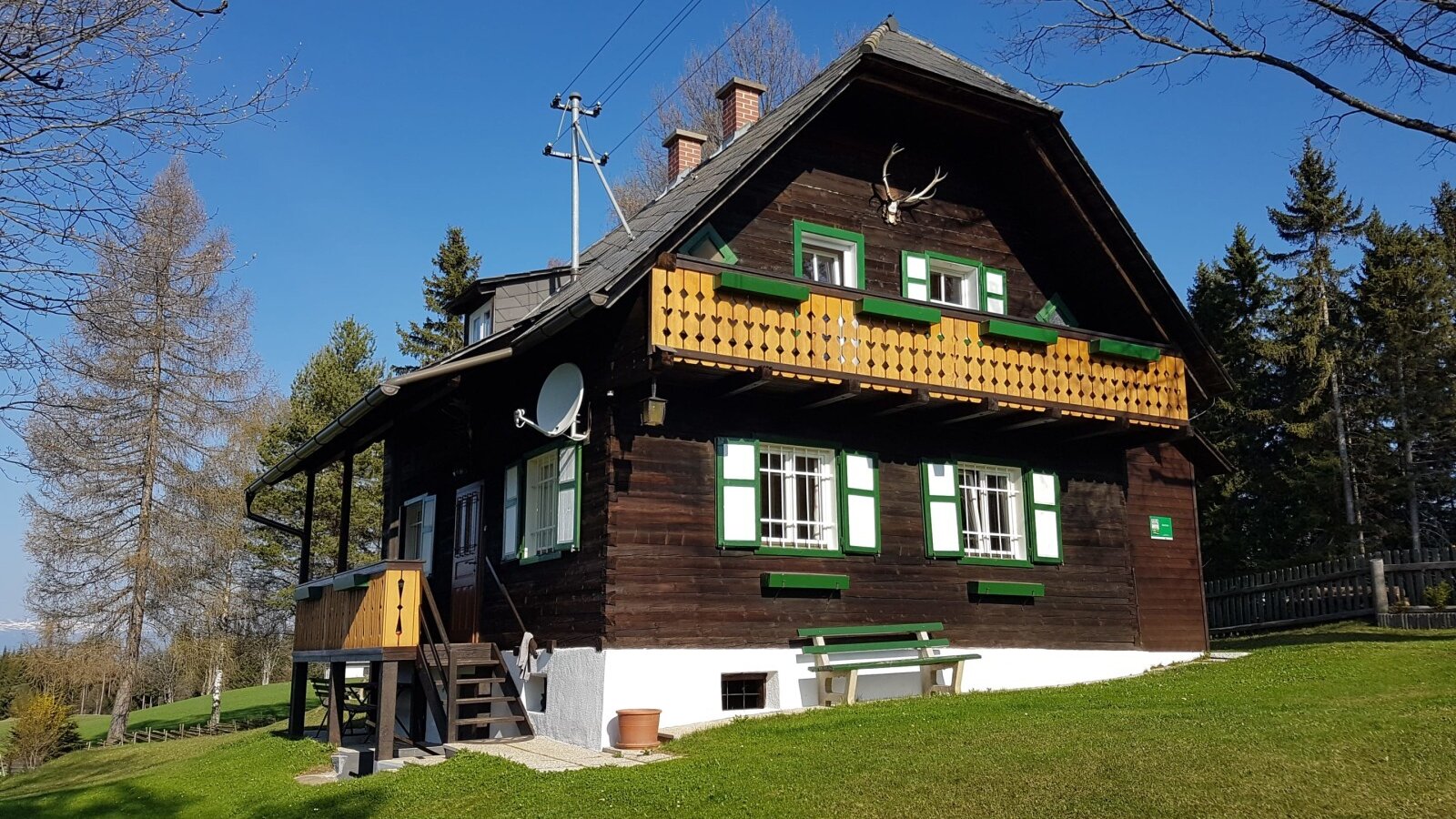 Hunting lodge with sunbathing lawn