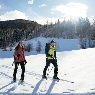 Guests can enjoy winter activities such as snowshoeing or ski touring in the snow-covered Nockberge mountains surrounding the farmhouse.