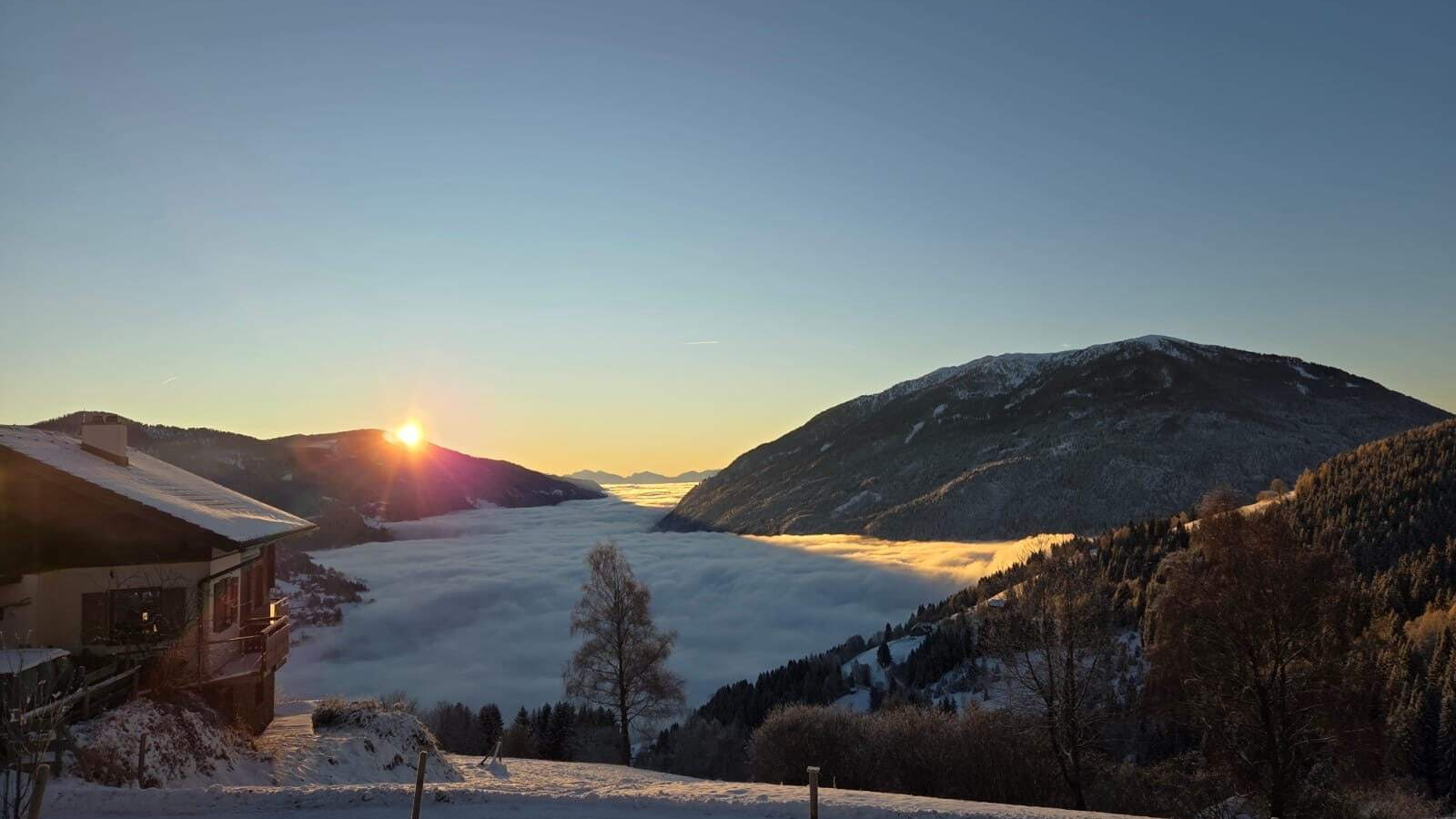 Sunrise over the sea of fog in the valley@Chalet Almhaus Strobl.