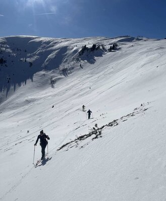 Sunlit, snow-covered slopes directly accessible from the Alm for memorable ski tours.