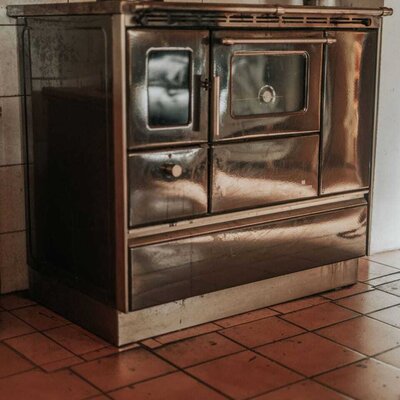 Wood-burning stove with an oven and a kettle in the Alm.