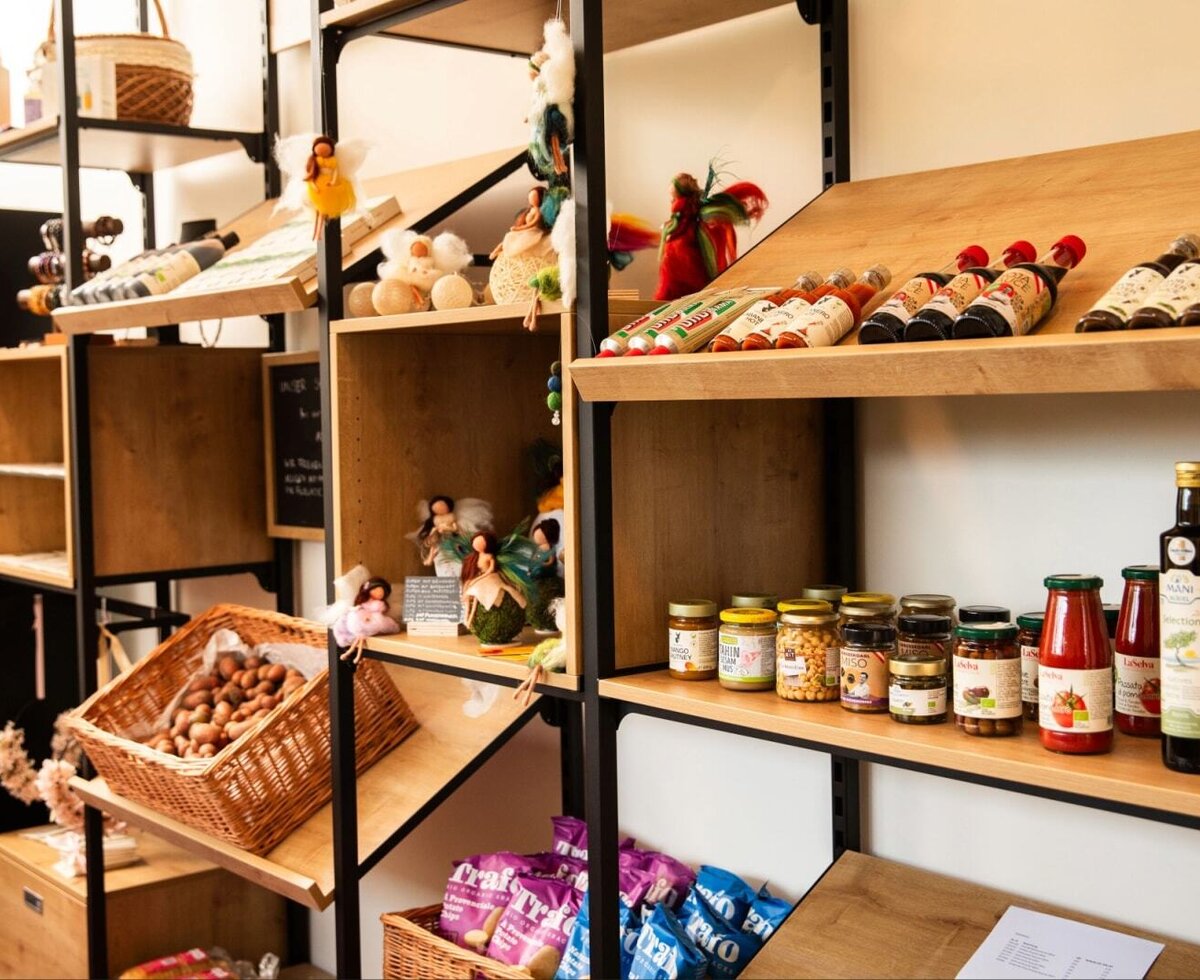 The farmhouse's charming mini organic market, featuring a fine selection of regional products and handmade details.