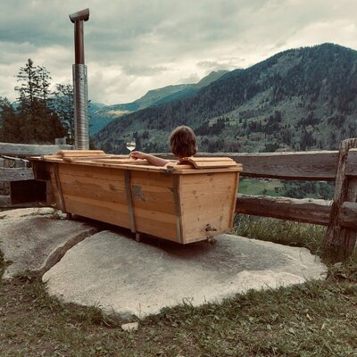 Outdoor bathtub