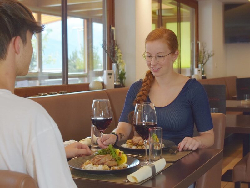 Guests dining in the à la carte restaurant at the farmhouse.