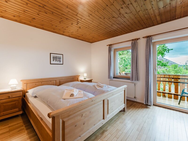 Holiday Apartment Arnika: bedroom with double bed and balcony © TVB Mühlviertel/Justin Berlinger
