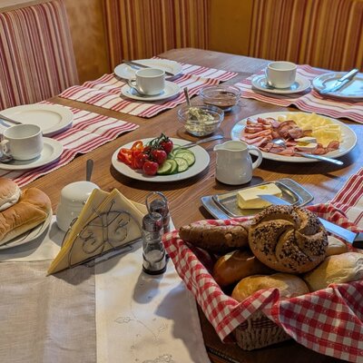 The breakfast table at the farmhouse.