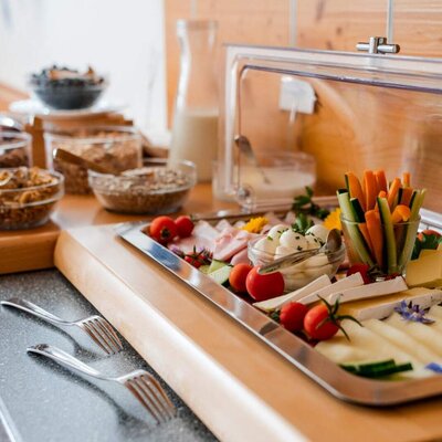 The breakfast buffet at the farmhouse, offering a selection of muesli, cheese, cold cuts, vegetables, and dairy products. ©TVB Mühlviertel Berlinger Justin
