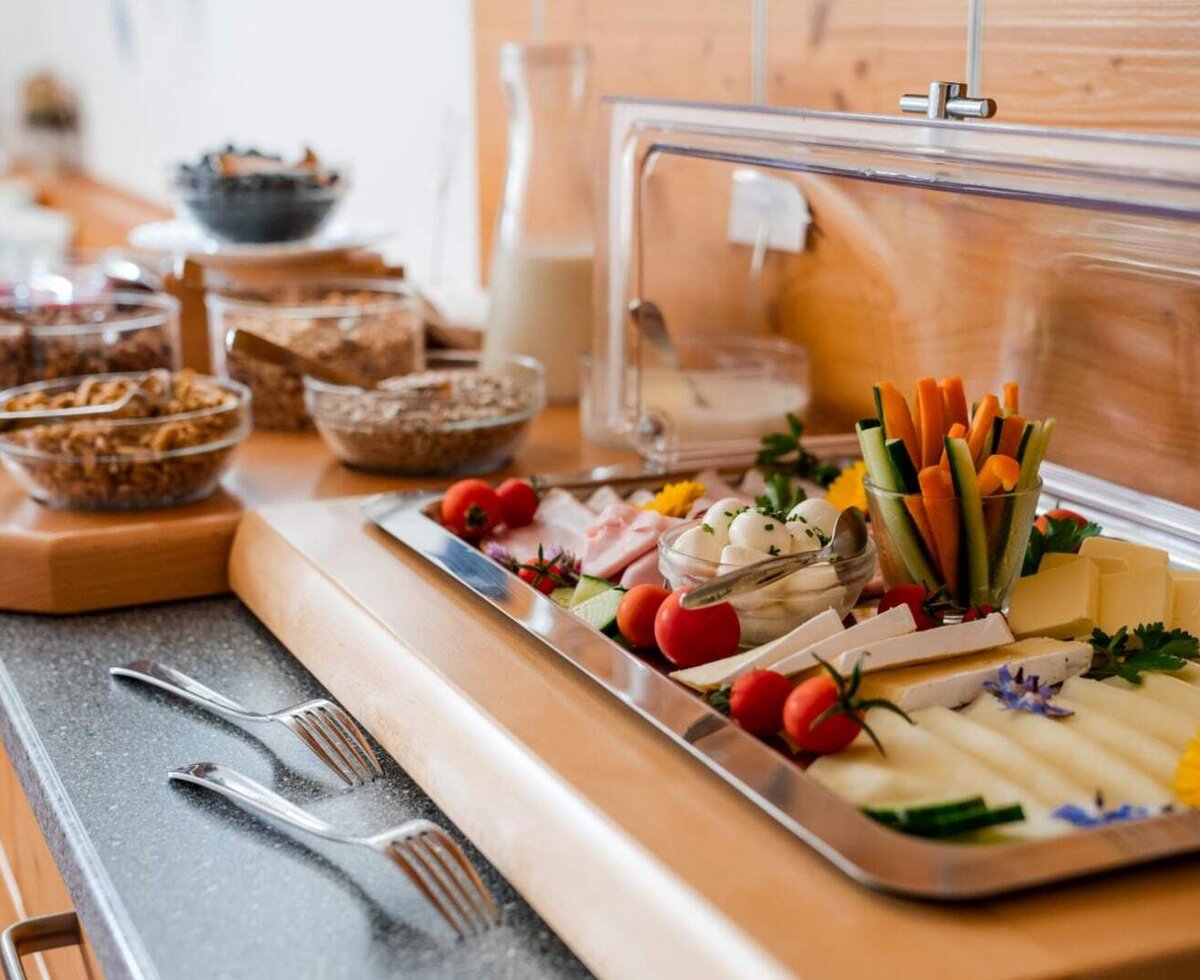 The breakfast buffet at the farmhouse, offering a selection of muesli, cheese, cold cuts, vegetables, and dairy products. ©TVB Mühlviertel Berlinger Justin