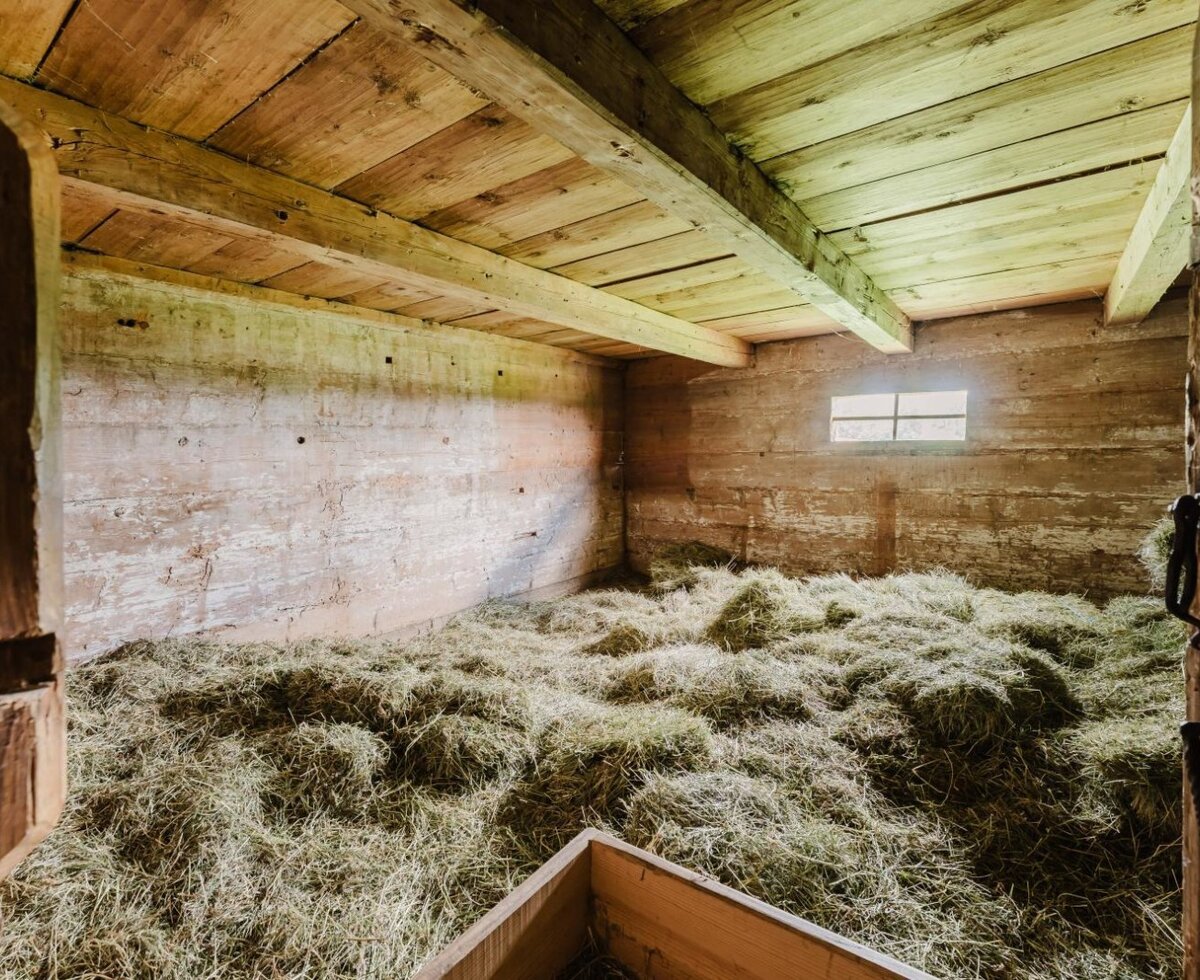 Hay in a stable at the farmhouse, featuring a wooden beam ceiling and a small window. ©TVB Mühlviertel Berlinger Justin