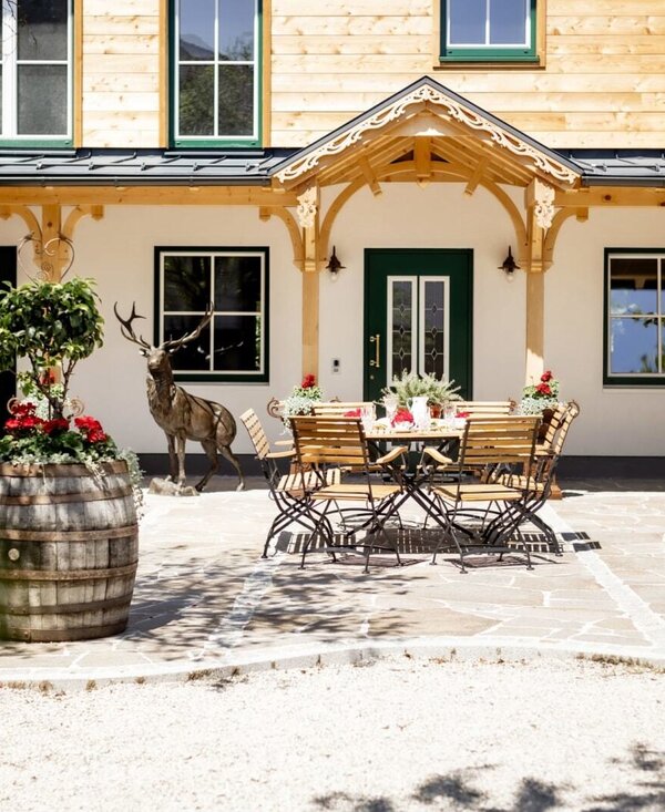 The Appartements' terrace with outdoor seating and decorative plants in barrels.