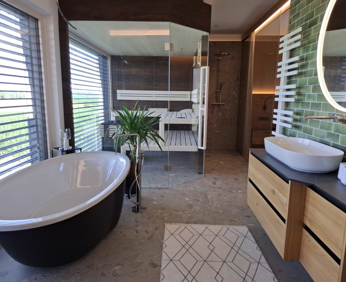 Sauna and freestanding Tub with a view 