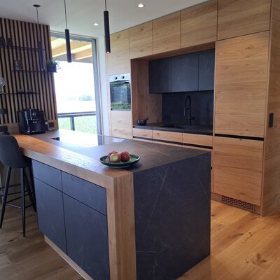Modern, fully equipped kitchen