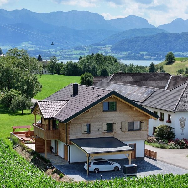 The inviting Traunsee-Chalet at Götschhof-farm offering scenic views of the Höllengebirge mountains and the nearby Lake Traunsee.