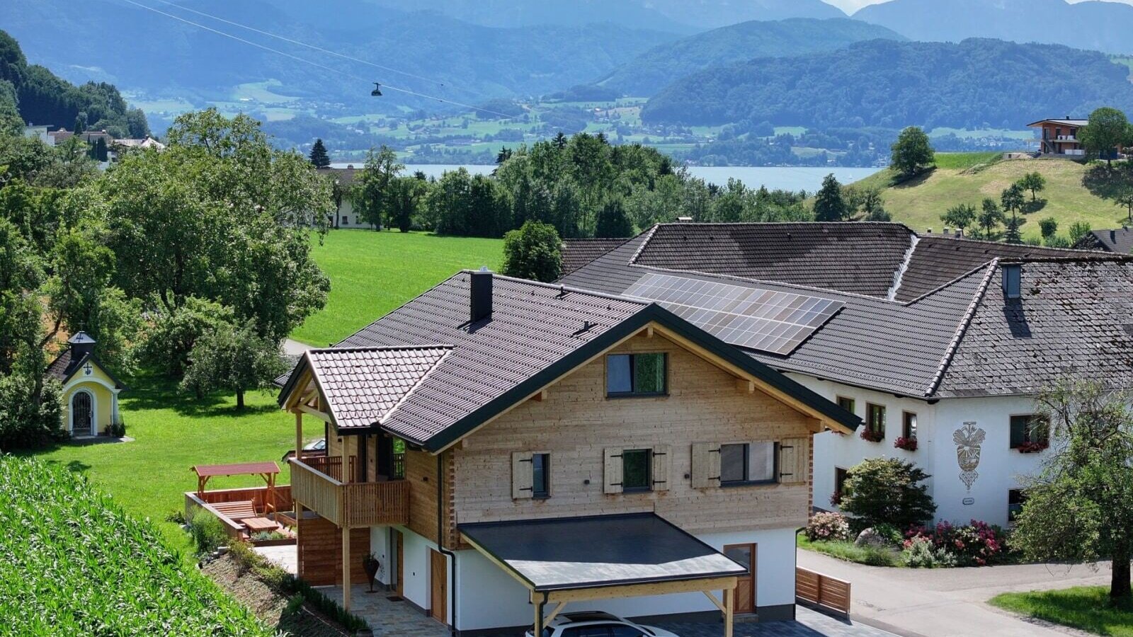 The inviting Traunsee-Chalet at Götschhof-farm offering scenic views of the Höllengebirge mountains and the nearby Lake Traunsee.
