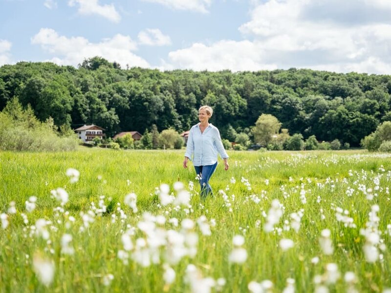 Sabine strolls along the barefoot path
