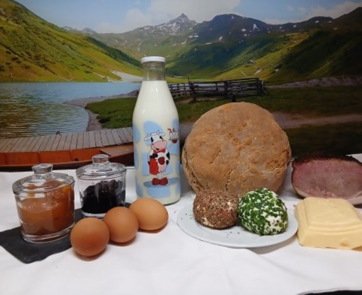 Regional products such as milk, eggs, bread, cheese, ham, jam, available at the Ferienwohnung.