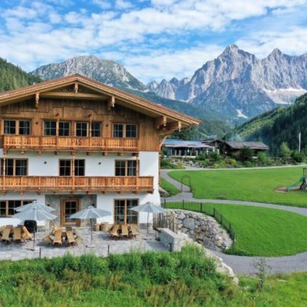 Mandlberggut Holiday Home – Your cozy retreat in Salzburg’s Alpine region with breathtaking Dachstein views.