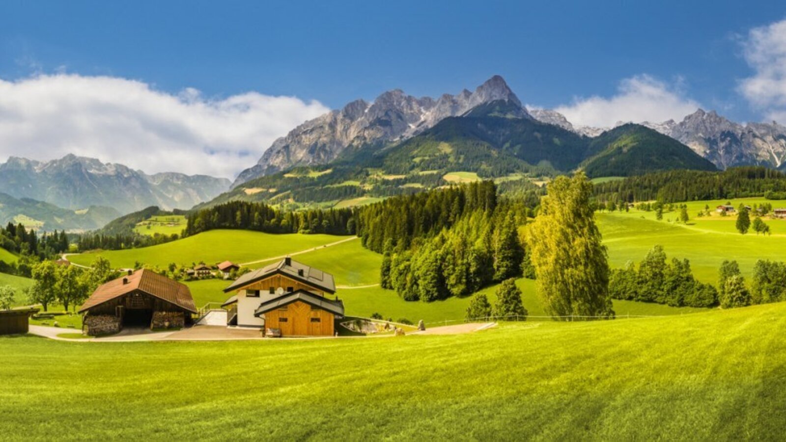View of the mountain landscape with green meadows and traditional houses in the vicinity of the Bed and Breakfast.