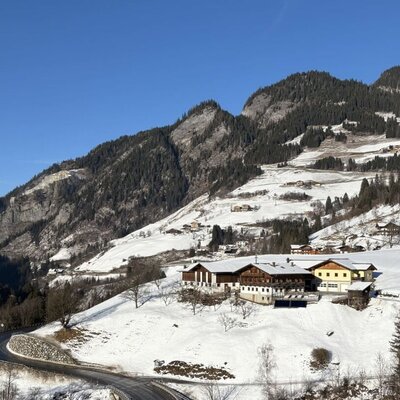 The Lambachhof with the mountain scenery in the background.