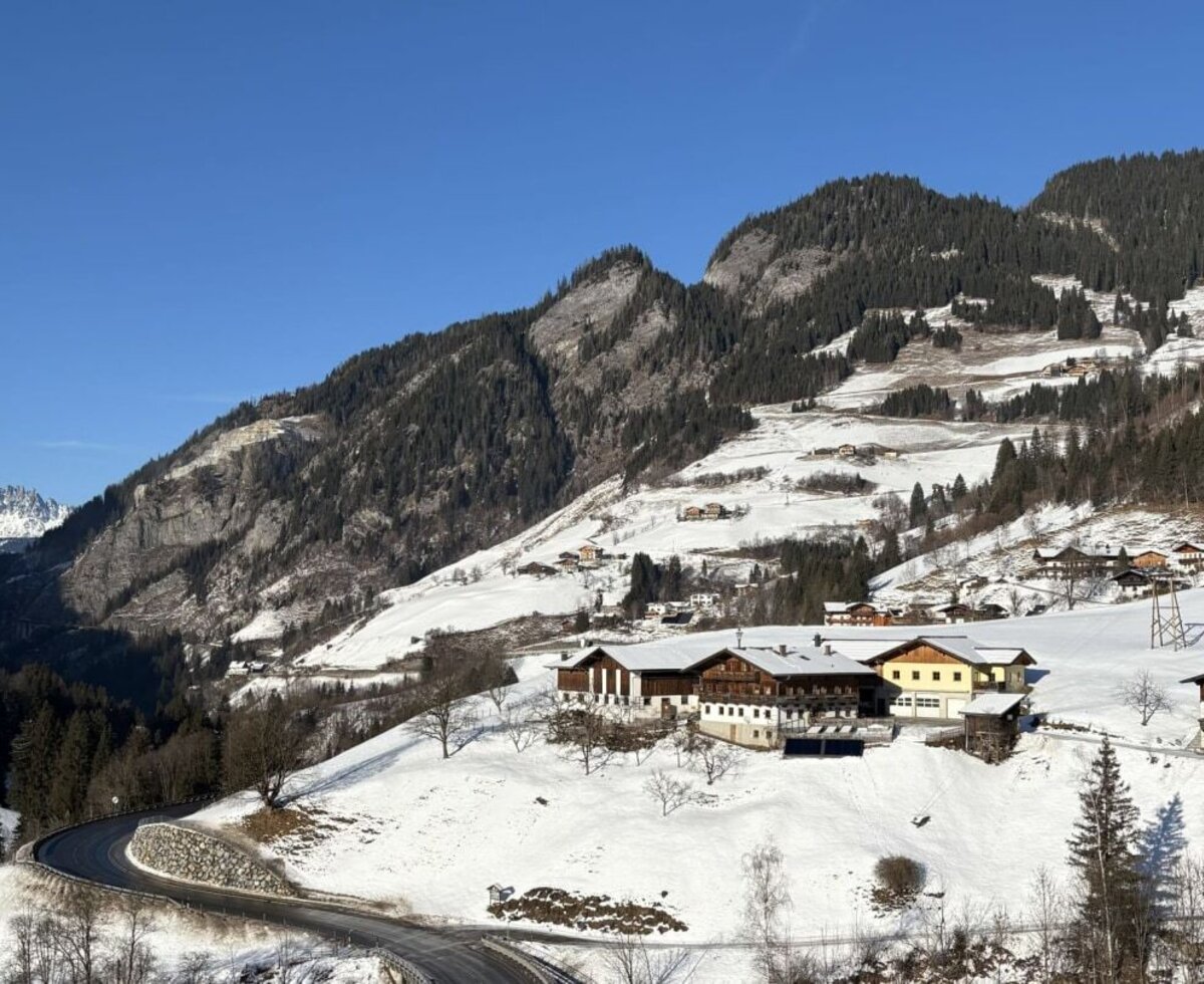 The Lambachhof with the mountain scenery in the background.