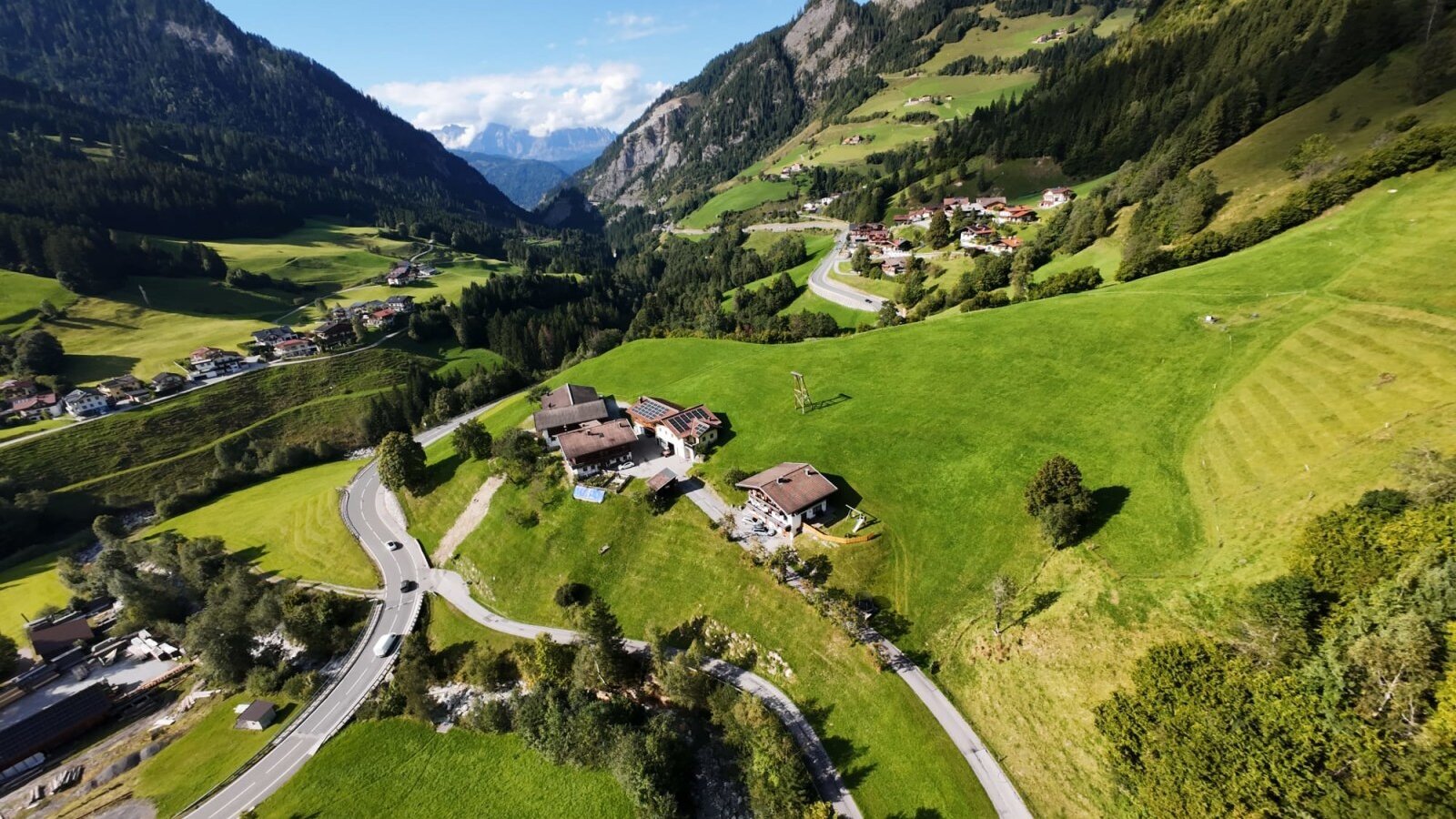 The Lambachhof with holiday home from above.