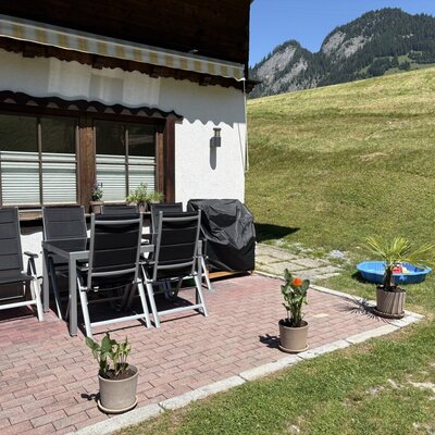 The spacious terrace with a view of the surrounding mountains