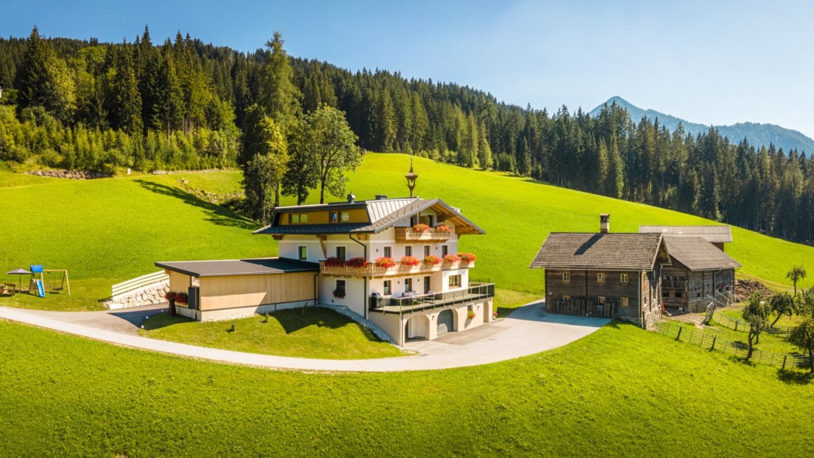 The inviting Peterlehen farmhouse in a quiet, sunny hillside location, surrounded by green meadows and forests.
