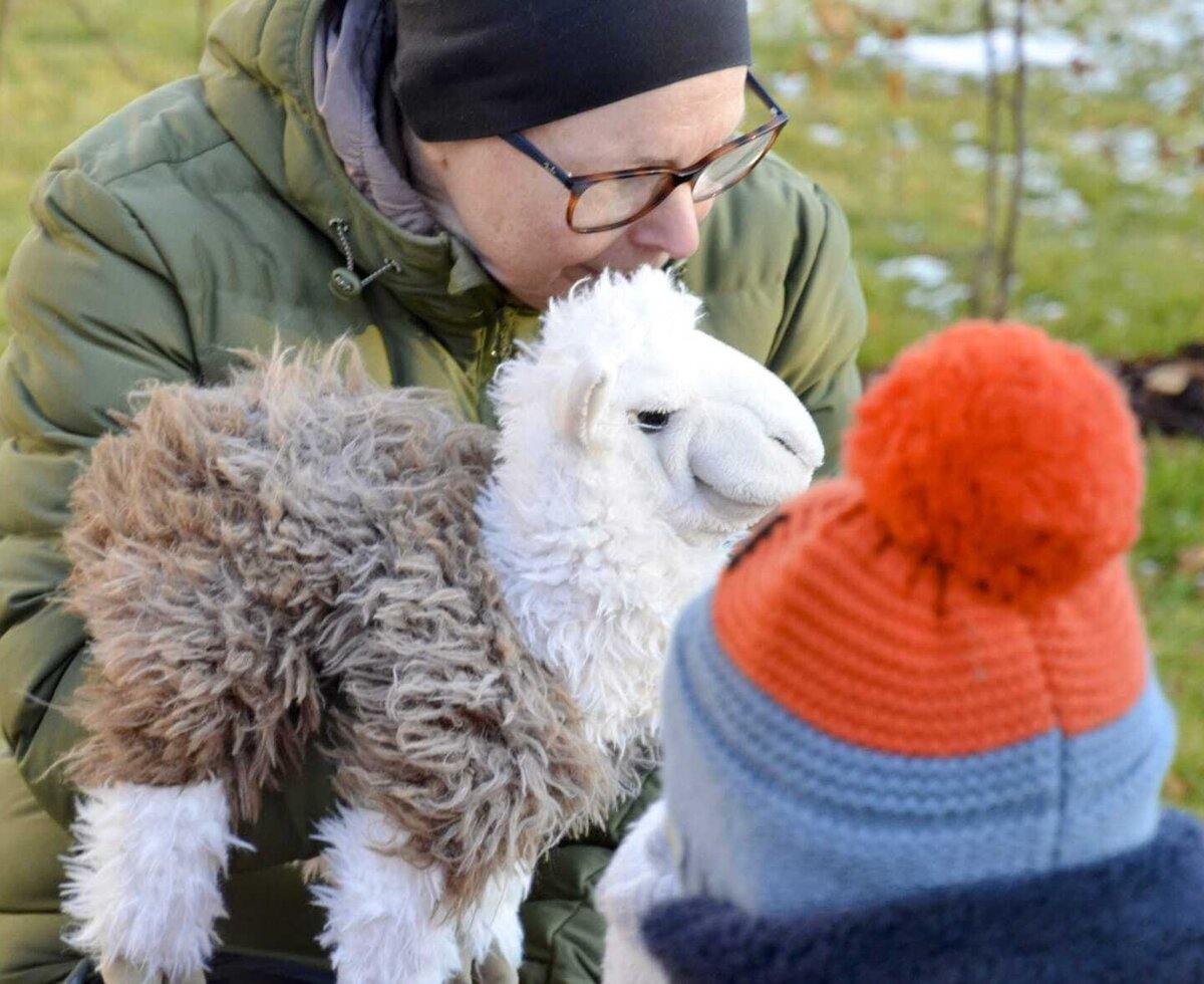 The hand puppet Fredy explains the behavior in the llama enclosure.