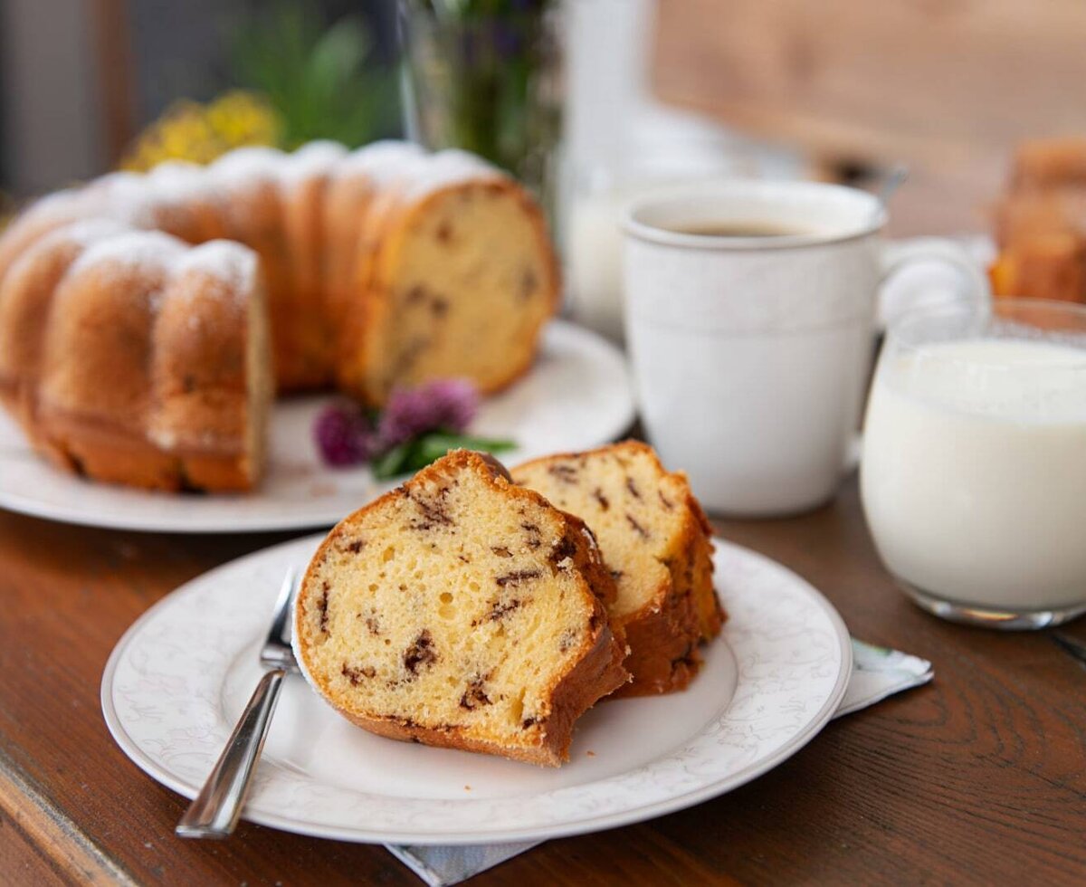 Gugelhupf cake with chocolate chips, coffee, and milk, available as part of the breakfast offering at the farmhouse.