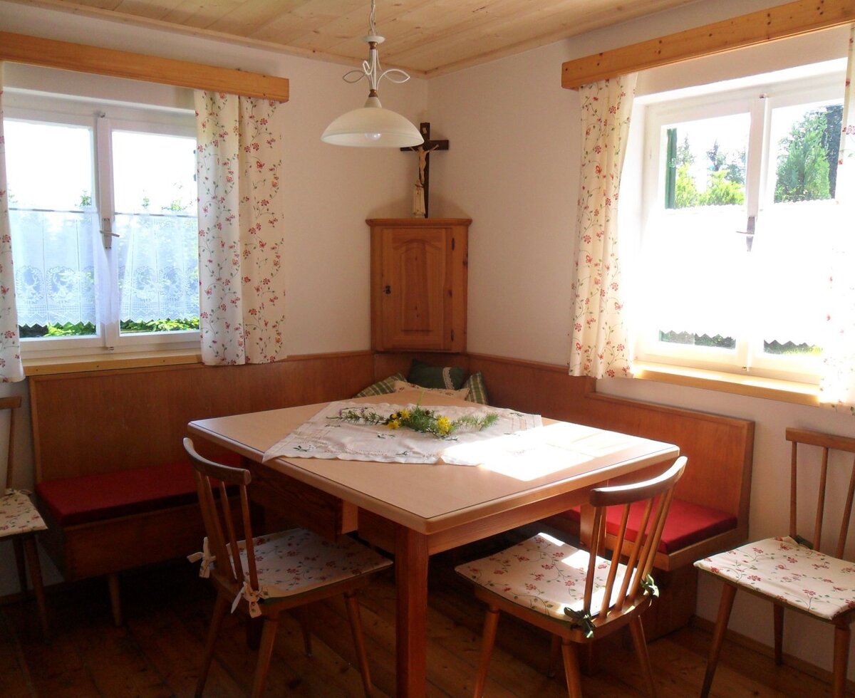 Cozy dining nook in the kitchen. cMiriamRaneburger